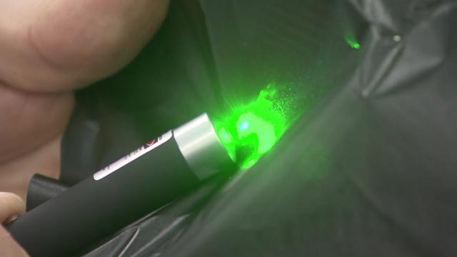 실명 위험' 고출력 레이저포인터...손전등으로 속여 밀반입 | Ytn